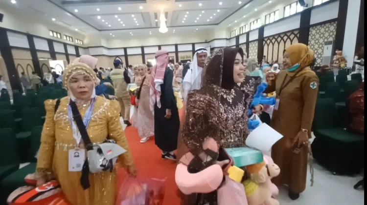 Busana Swarovski Jemaah Haji Kembali Jadi Sorotan Sepulang dari Tanah Suci