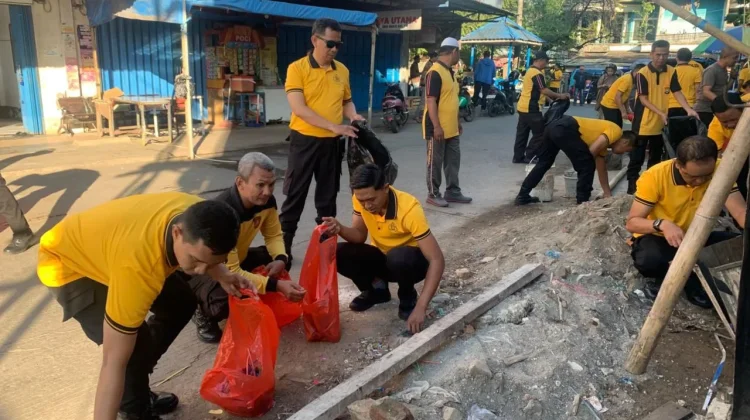 Hari Bhayangkara ke-80, Polres Maros Tebar Semangat Gotong Royong di Pasar Tramo