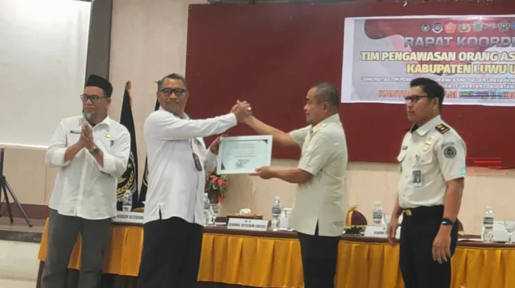 Dinilai Proaktif Awasi Orang Asing, Kadisdukcapil Lutra Terima Penghargaan