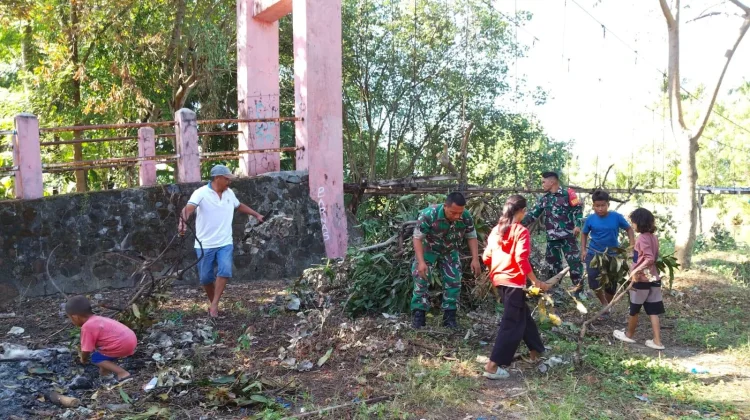 Kodim 1425/Jeneponto Bersama Warga Bersihkan Lokasi Jembatan Gantung