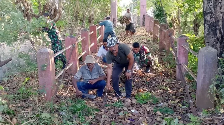 Kodim 1425/Jeneponto Bersama Warga Bersihkan Lokasi Jembatan Gantung