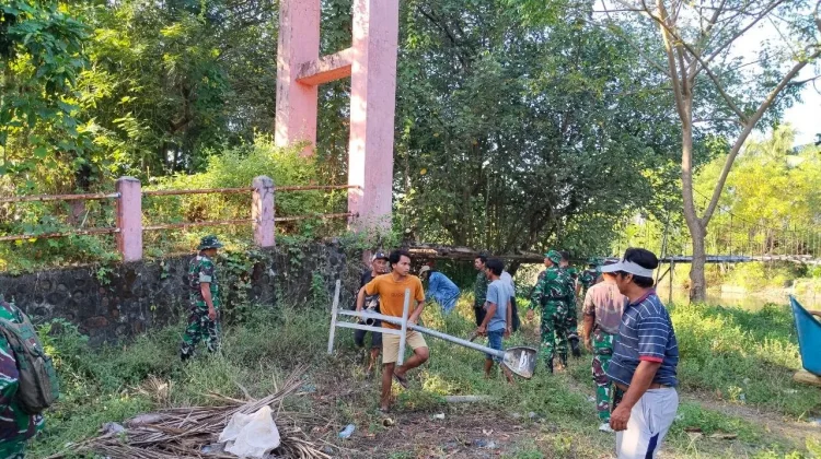 Kodim 1425/Jeneponto Bersama Warga Bersihkan Lokasi Jembatan Gantung