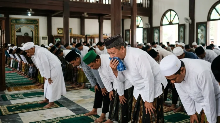 Bersin saat Shalat, Apakah Batal? Ini Kata Ulama
