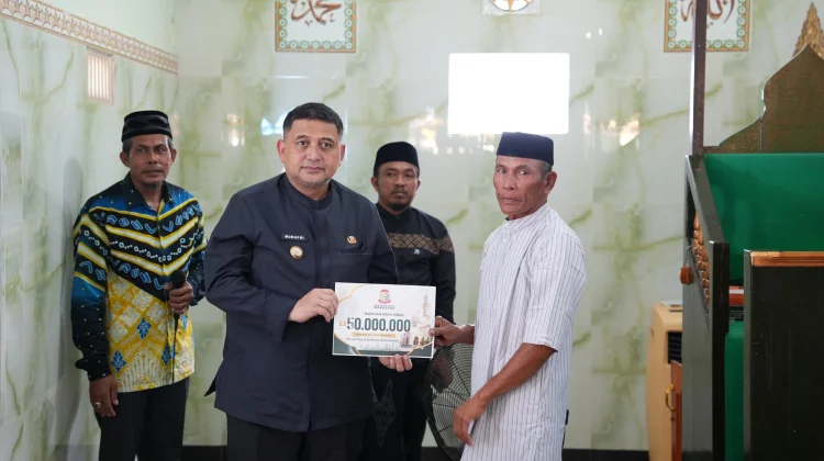 Kunjungi Warga Kepulauan Sangkarrang, Munafri Salurkan Bantuan Pendidikan Rp2,1 M