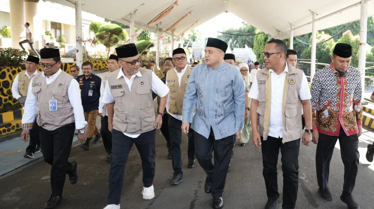 Munafri  Dampingi Menhaj RI Sambut Kepulangan Jemaah Haji Kloter 17 di Asrama Haji