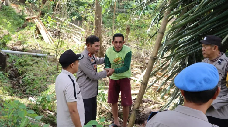 Cegah Peredaran Tuak, Wakapolres Maros Edukasi Penyadap Nira Aren Bontomanurung