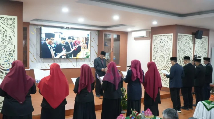 Unismuh Makassar Lantik Pejabat Baru dan Lepas Purnabakti Pegawai