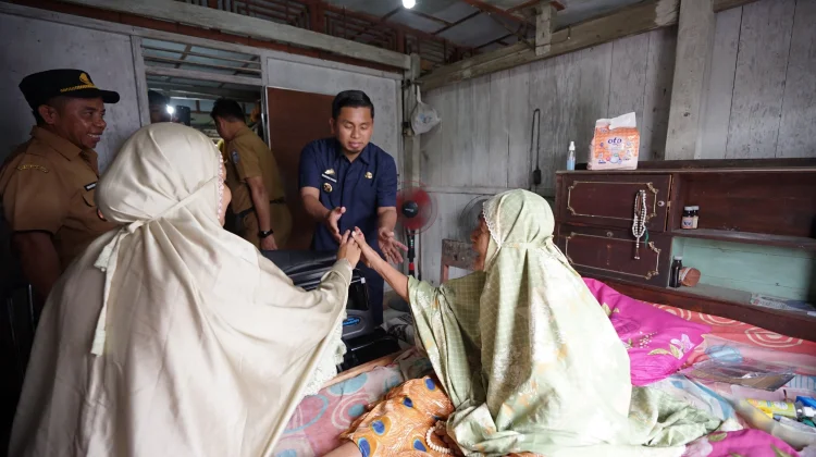 Tasming Hamid Salurkan Rastra Antar Langsung ke Rumah Warga Lansia