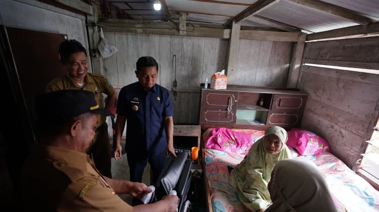 Tasming Hamid Salurkan Rastra Antar Langsung ke Rumah Warga Lansia