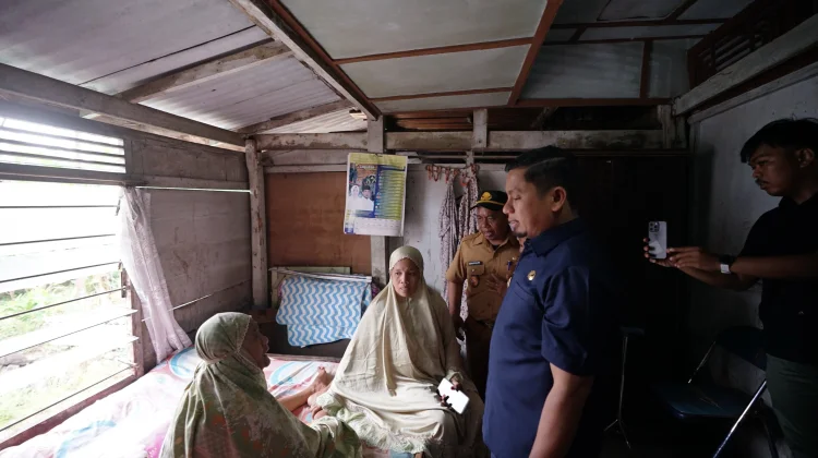 Tasming Hamid Salurkan Rastra Antar Langsung ke Rumah Warga Lansia