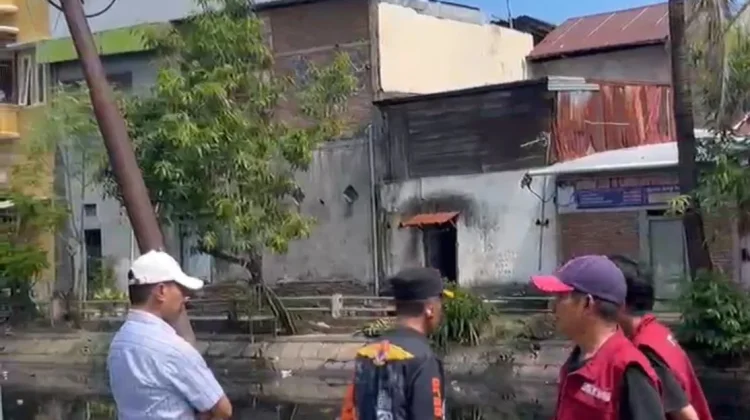 BPBD dan Tim Kecamatan Bersihkan Sampah Kiriman di Kanal Kandea