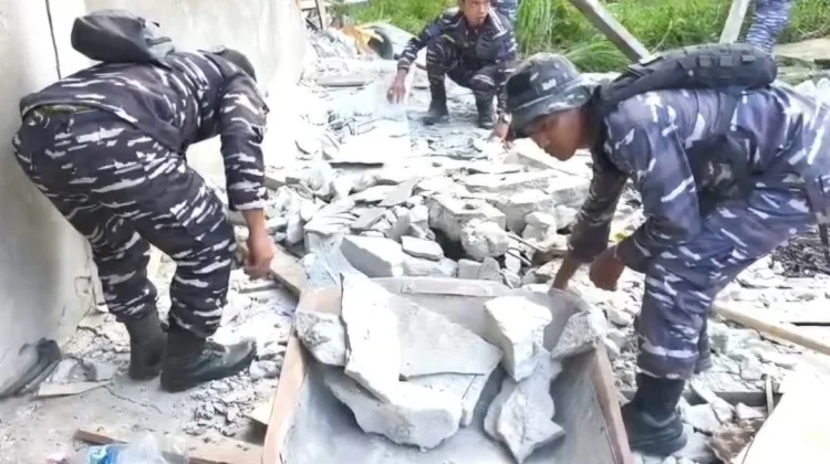 TNI AL Bersihkan Reruntuhan Dampak Gempa Sigi