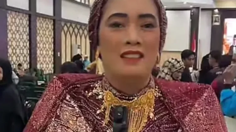 Gaun Bling-bling Jamaah Haji Bone Bernilai Jutaan Rupiah