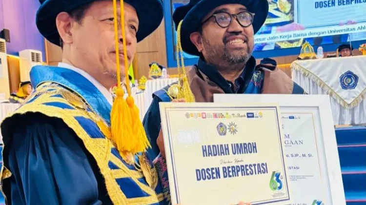 Dekan FISIP Unismuh Raih Penghargaan Dosen Berprestasi