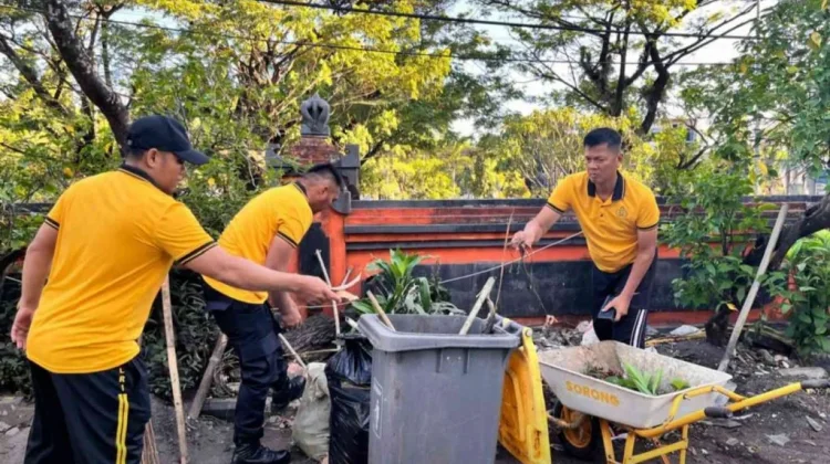 Personil Polri Bersihkan Pura Gurinata Menjelang HUT Bhayangkara