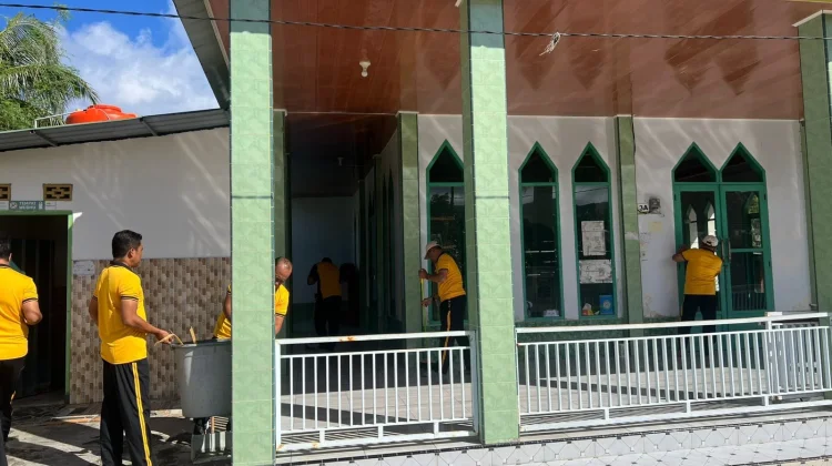 Sambut Hari Bhayangkara ke-80, Pokres Selayar Bersihkan Rumah Ibadah