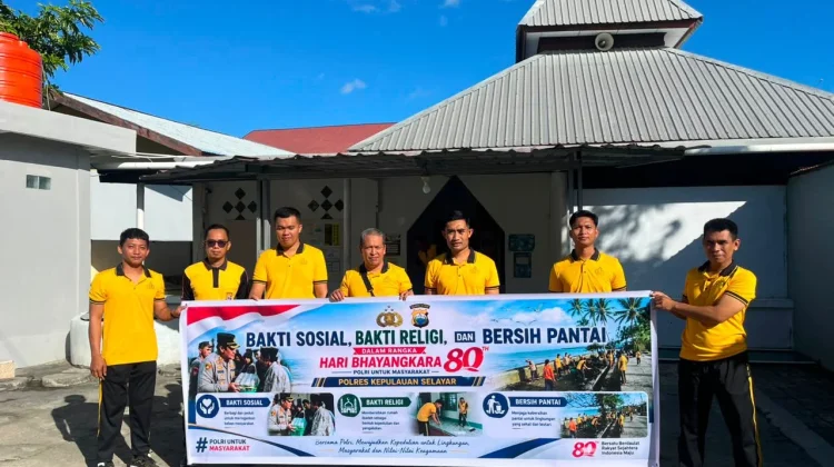 Sambut Hari Bhayangkara ke-80, Pokres Selayar Bersihkan Rumah Ibadah