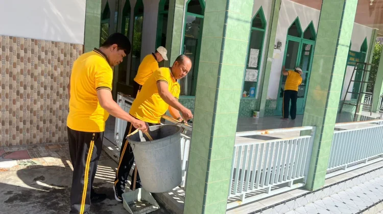 Sambut Hari Bhayangkara ke-80, Pokres Selayar Bersihkan Rumah Ibadah