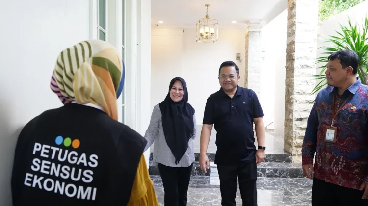 Sukseskan Sensus Ekonomi, Darmawangsyah Muin dan Istri Ikuti Pendataan BPS