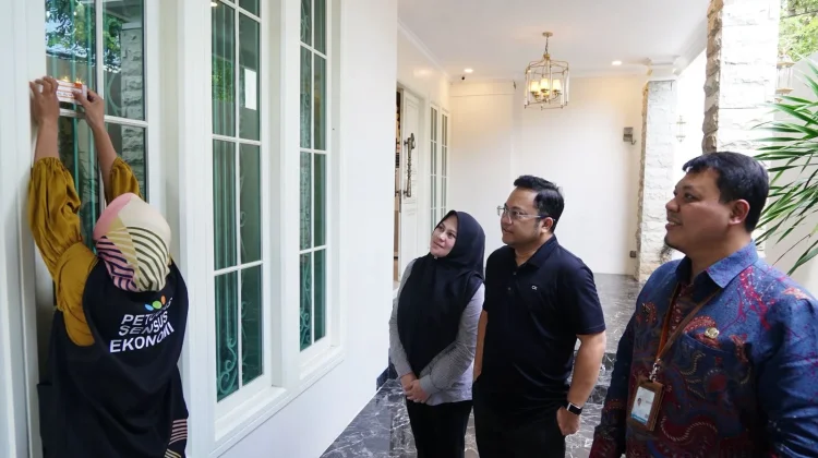 Sukseskan Sensus Ekonomi, Darmawangsyah Muin dan Istri Ikuti Pendataan BPS