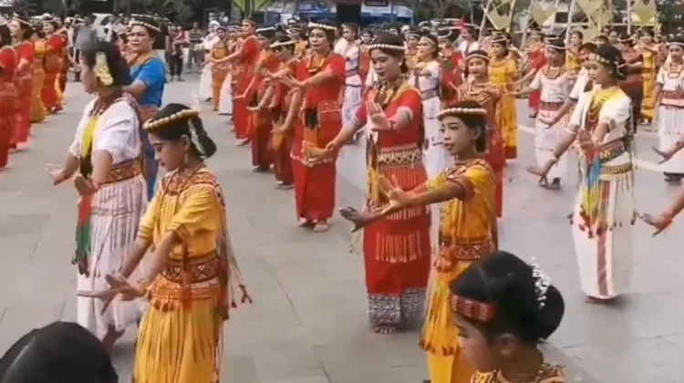 Sukses Pukau Pengunjung, Tari Massal Pa’gellu Tua Awali Toraya Ma’gellu 2026