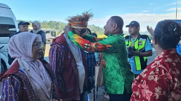 Nuansa Persaudaraan Warnai Kedatangan Kontingen Pesparawi Sulsel di Manokwari