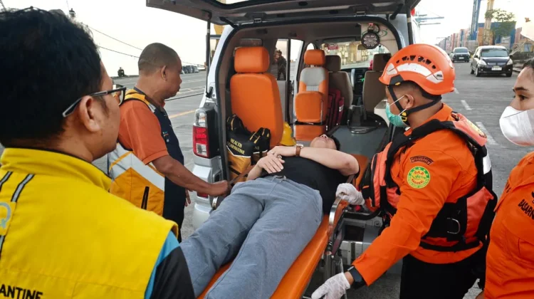 Basarnas Makassar Evakuasi ABK asal Vietnam yang Alami Sakit Mendadak