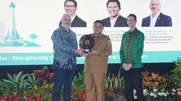 Direktur Program RISE Serahkan WRI Ross Center Prize untuk Kota Makassar