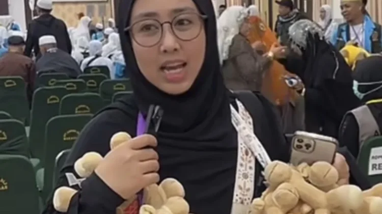 Jemaah Haji Asal Gowa Ini Borong Boneka Unta dan Puji Pelayanan Petugas Haji