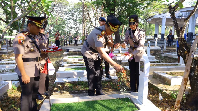 Peringati HUT Ke-80, Polda Sulsel Ziarah ke TMP Panaikang