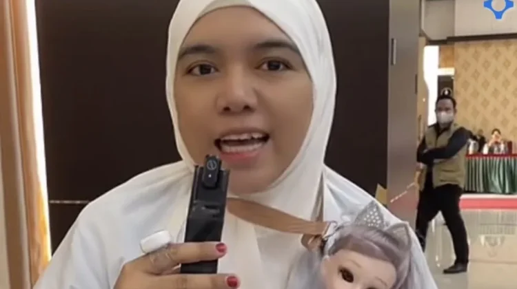 Bukan Boneka Unta, Jamaah Haji Asal Wajo Ini Bawa Boneka Barbie dari Arab Saudi