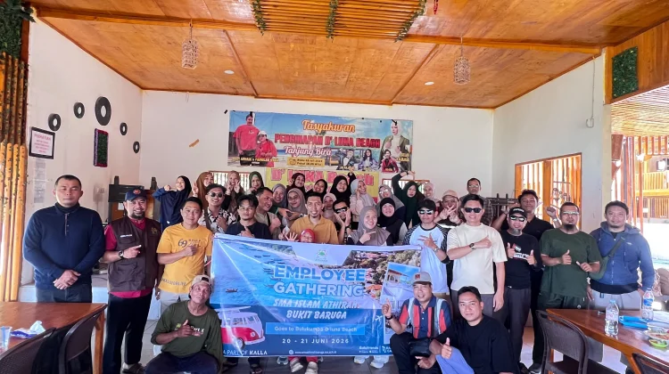Perkuat Solidaritas, SMA Islam Athirah Bukit Baruga Gelar Kegiatan di Pantai Bira
