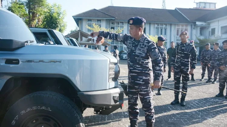 Dankodaeral VI Serahkan 11 Kendaraan Dinas