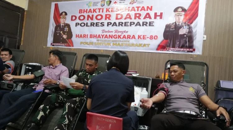 Bersatu dalam Aksi Kemanusiaan, Personel TNI dan Polri di Parepare Donor Darah