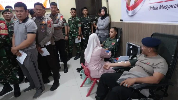 Bersatu dalam Aksi Kemanusiaan, Personel TNI dan Polri di Parepare Donor Darah