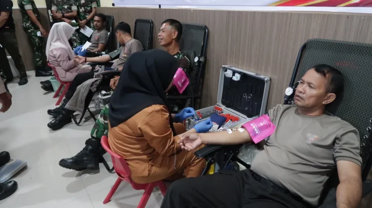Bersatu dalam Aksi Kemanusiaan, Personel TNI dan Polri di Parepare Donor Darah