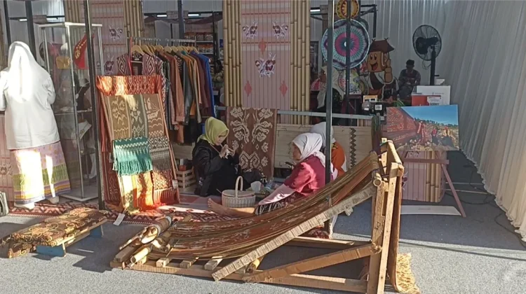 Tenun Nusantara Memukau Delegasi Internasional dalam Spouse Program IGS 2026