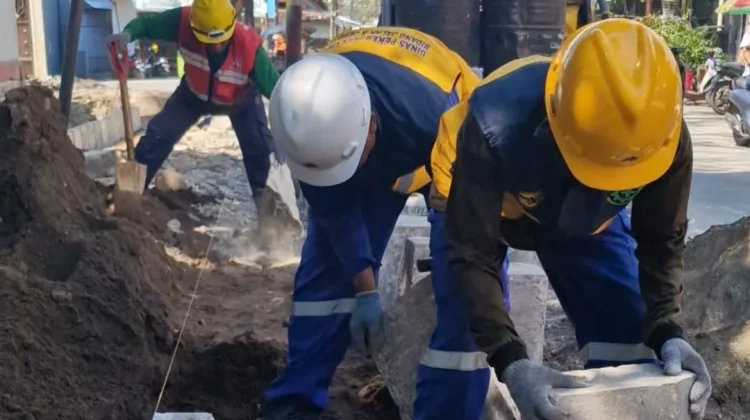 Optimalkan Drainase, Dinas PU Benahi Trotoar Jalan Tinumbu