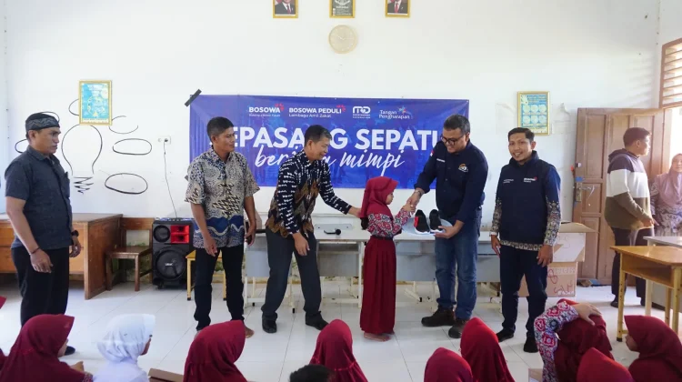 Bosowa Salurkan 295 Pasang Sepatu di Sulsel dan Sulteng