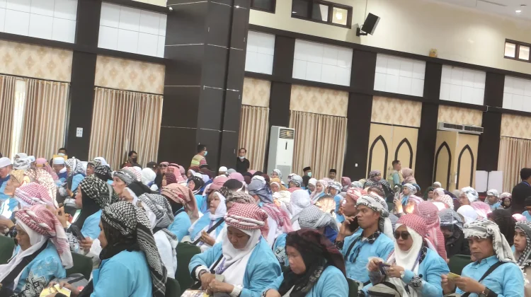 Unik, Jemaah Asal Sulawesi Tenggara Kompok Kenakan Sorban saat Kembali ke Tanah Air