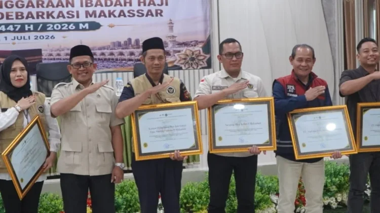 PPIH Embarkasi dan Debarkasi Makassar Beri Penghargaan Sejumlah Stakeholder