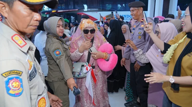 Suasana Haru Sambut Kepulangan Ratusan Jemaah Haji di Rujab Bupati Luwu