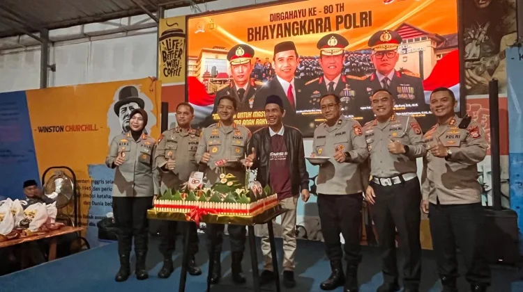 Rudianto Lallo Salurkan Seribu Paket Sembako Peringati Hari Bhayangkara Ke-80