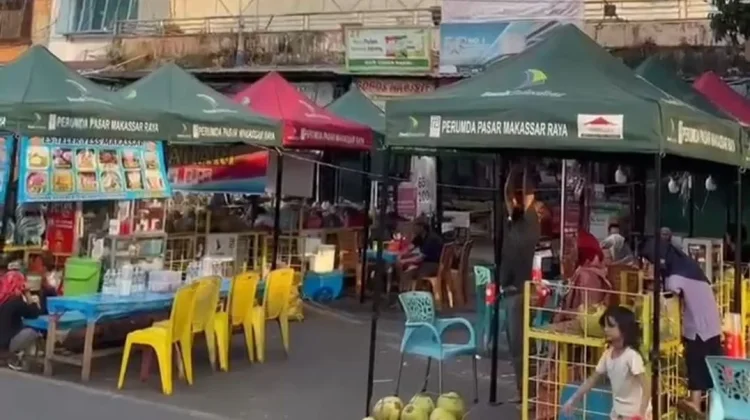 Pedagang Es Kelapa Muda Tambah  Ragam Kuliner Pasar Kampung Baru