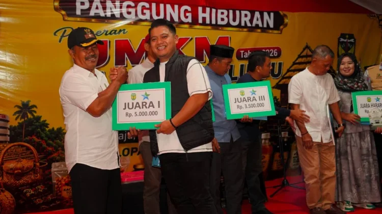 Pemkab Luwu Serahkan Hadiah Pemenang Lomba Literasi Daerah