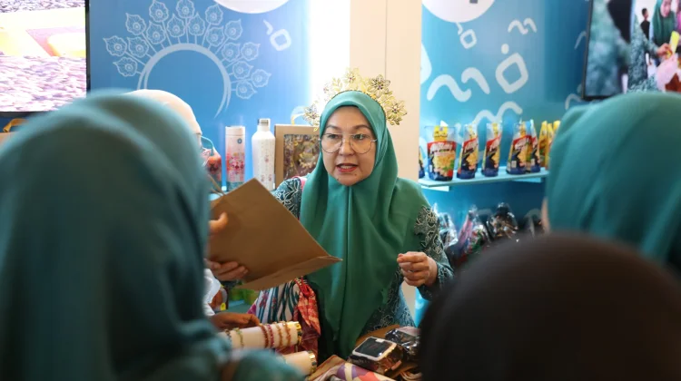 Booth TP PKK Kota Makassar Diserbu Pengunjung, Produk UMKM Laris di Hari Pertama HKG