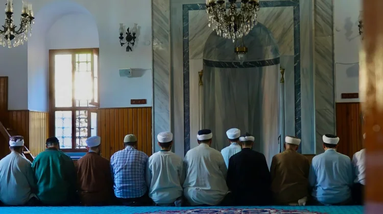 Hukum Qunut dan Posisi Makmum dalam Salat Berjamaah