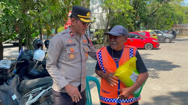 Polres Maros Perkuat Kedekatan dengan Masyarakat Melalui Aksi Berbagi