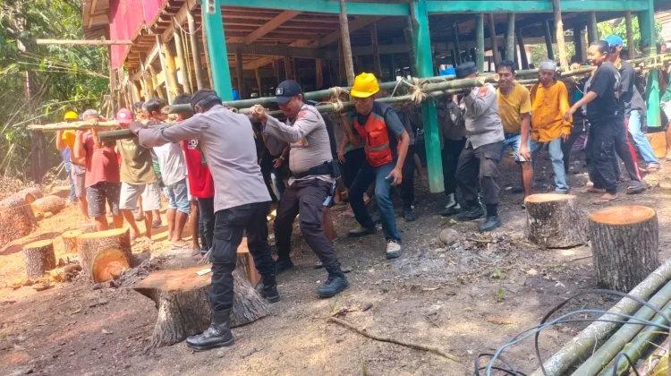 Merawat Warisan Leluhur, Warga dan Polsek Benteng Gotong Rumah Panggung Bersama