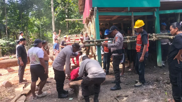 Merawat Warisan Leluhur, Warga dan Polsek Benteng Gotong Rumah Panggung Bersama